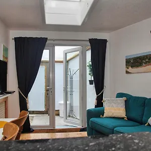  Apartment Light And Airy With Parking Nearby United Kingdom